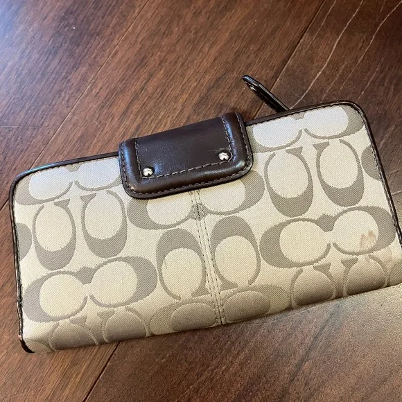 Authentic Coach wallet in excellent condition. - Picture 2 of 3
